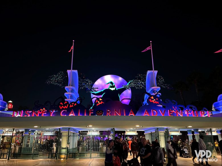 Entrada do disney california adventure à noite, com decorações da oogie boogie bash.