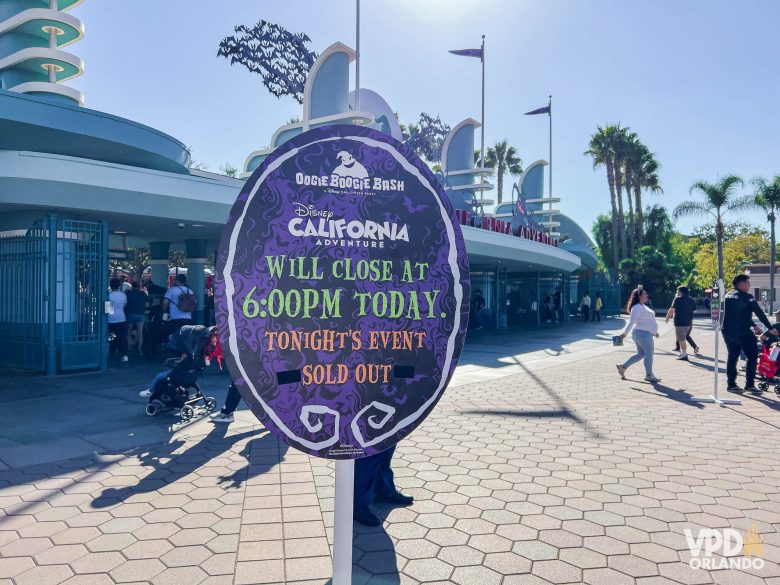 Placa avisando que o parque vai fechar às 6h da tarde por conta da Oogie Boogie  Bash.