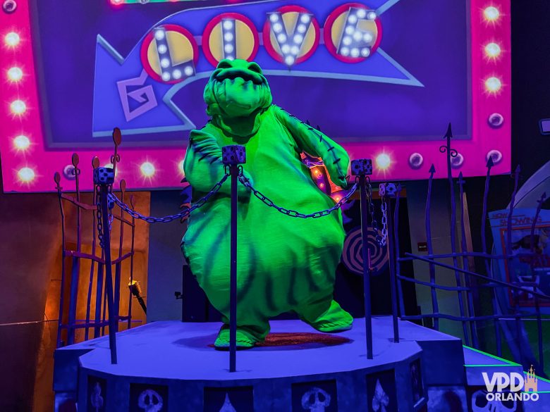 Oogie Boogie, personagem que dá nome à festa. Ele é verde e está em um cenário neon.